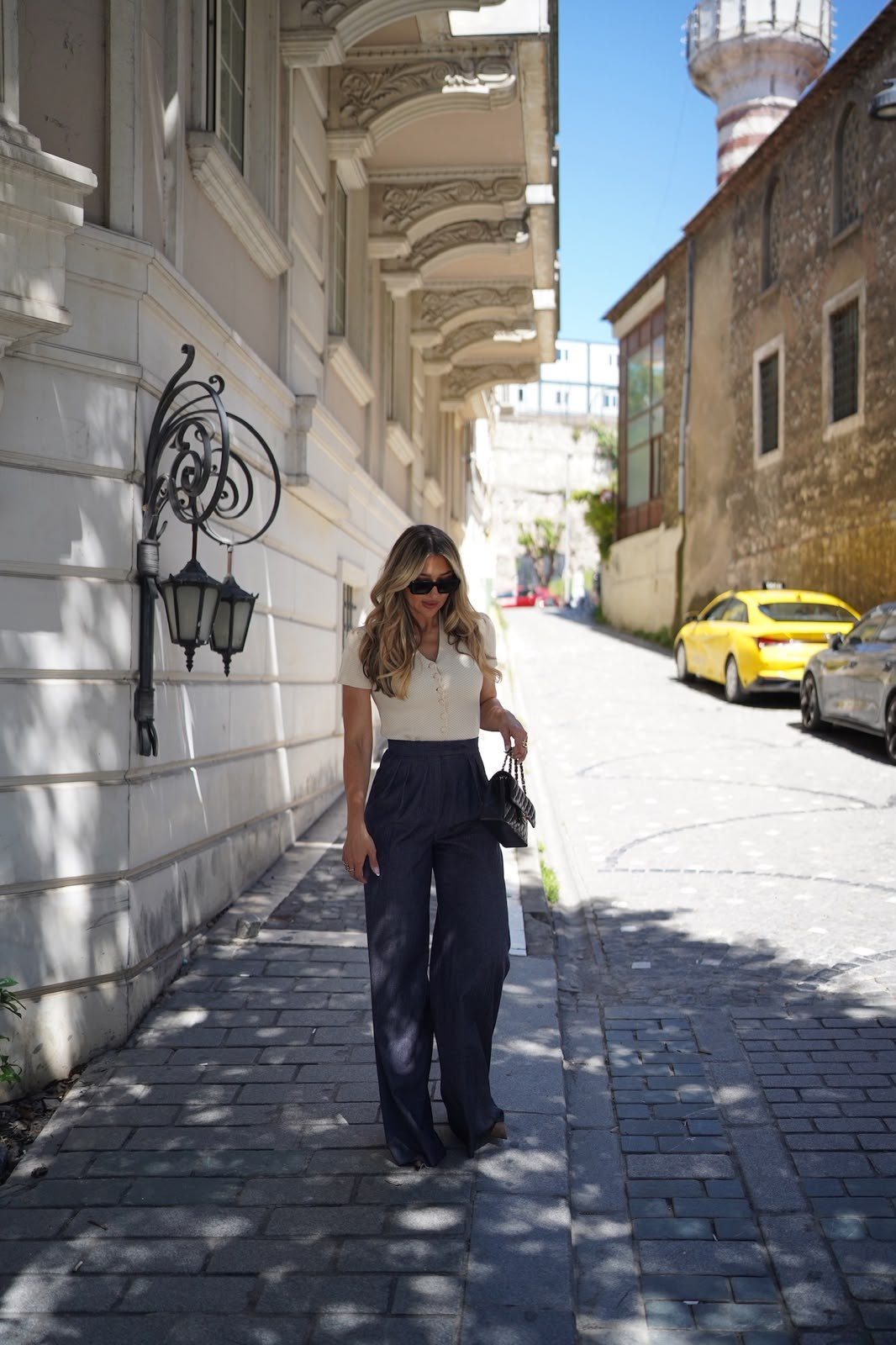 Elena in einer Altstadtgasse