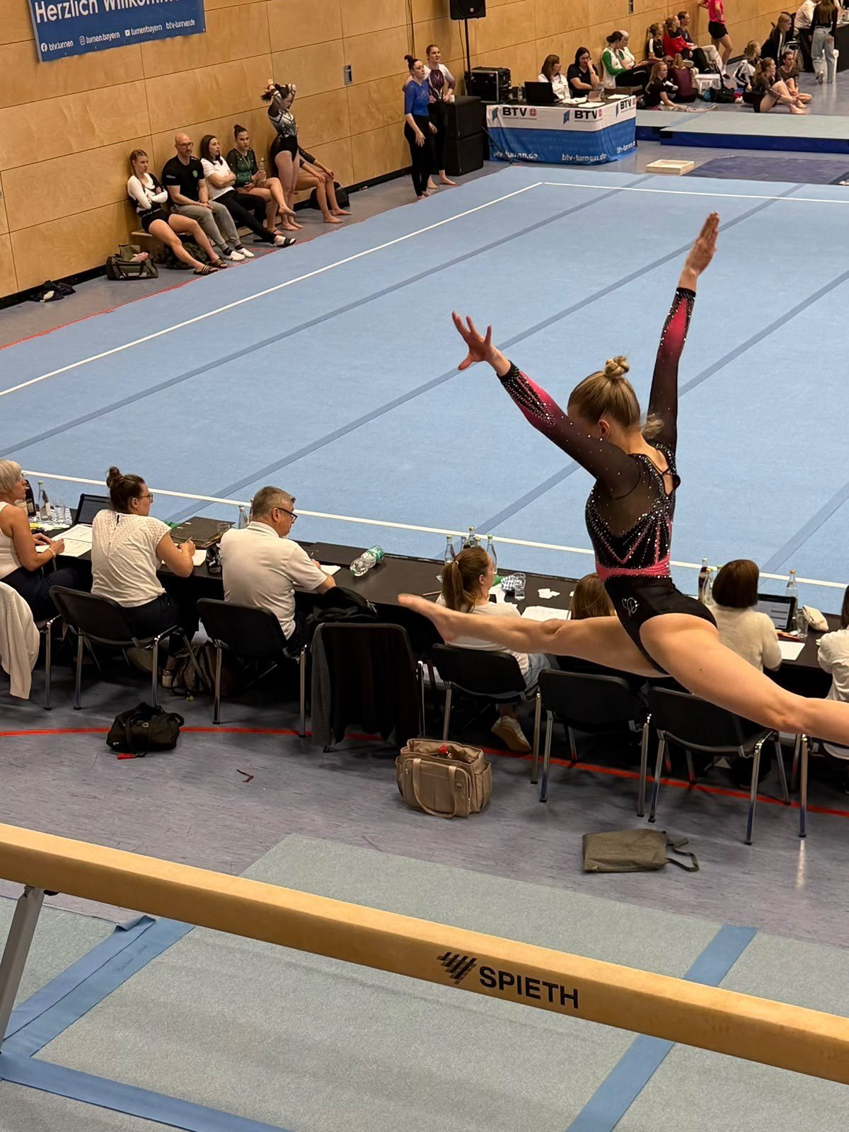 Kathie beim Turnen in der Halle