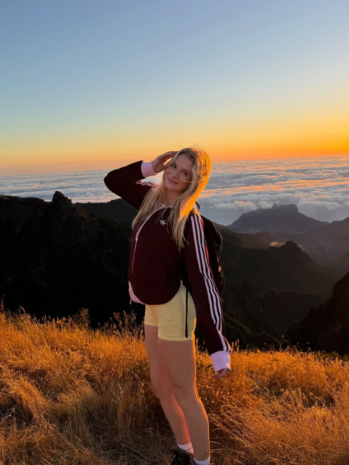 Kathie auf dem Berg im Sonnenuntergang