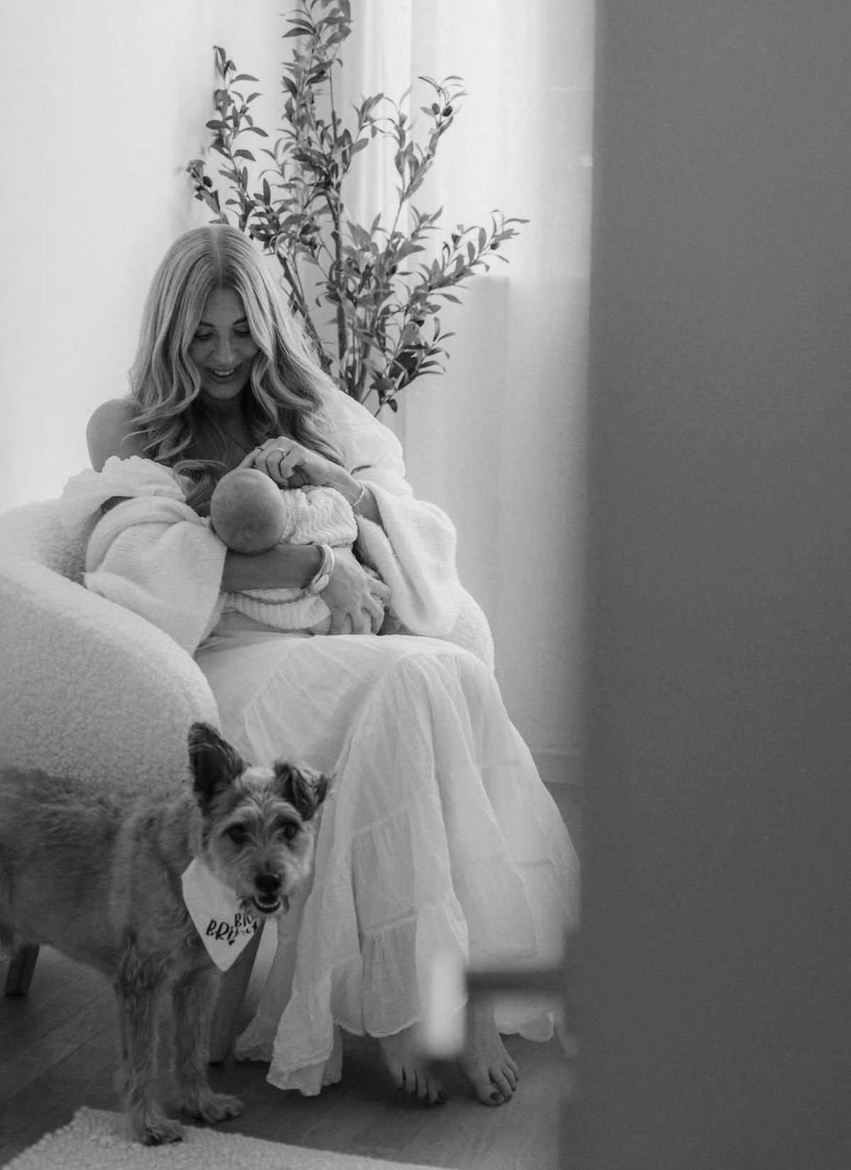 Laura mit ihrem Neugeborenen und Hund Fritz