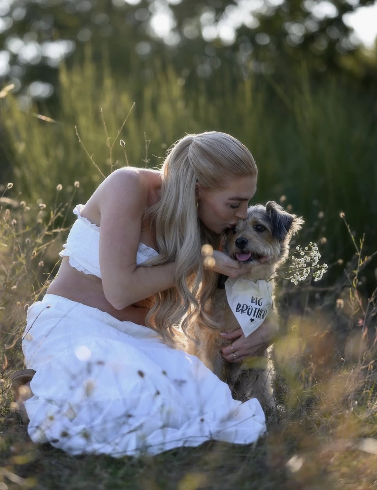 Laura mit Hund Fritz draußen im Feld