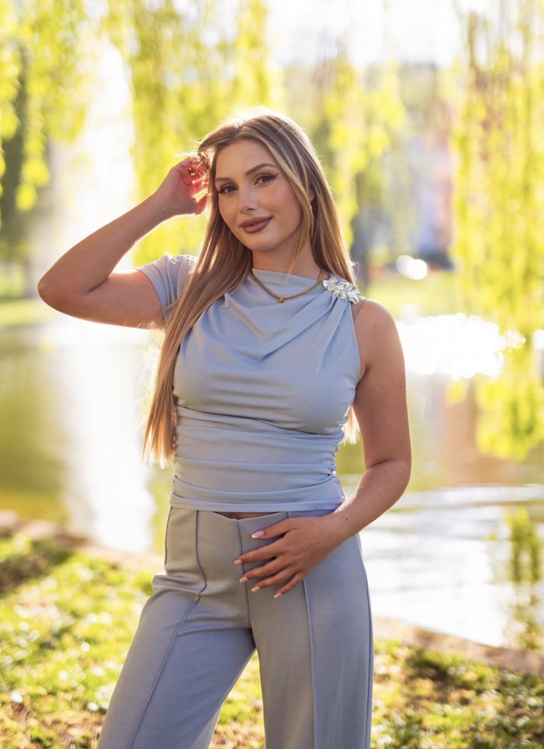 Mandy im Park am Wasser