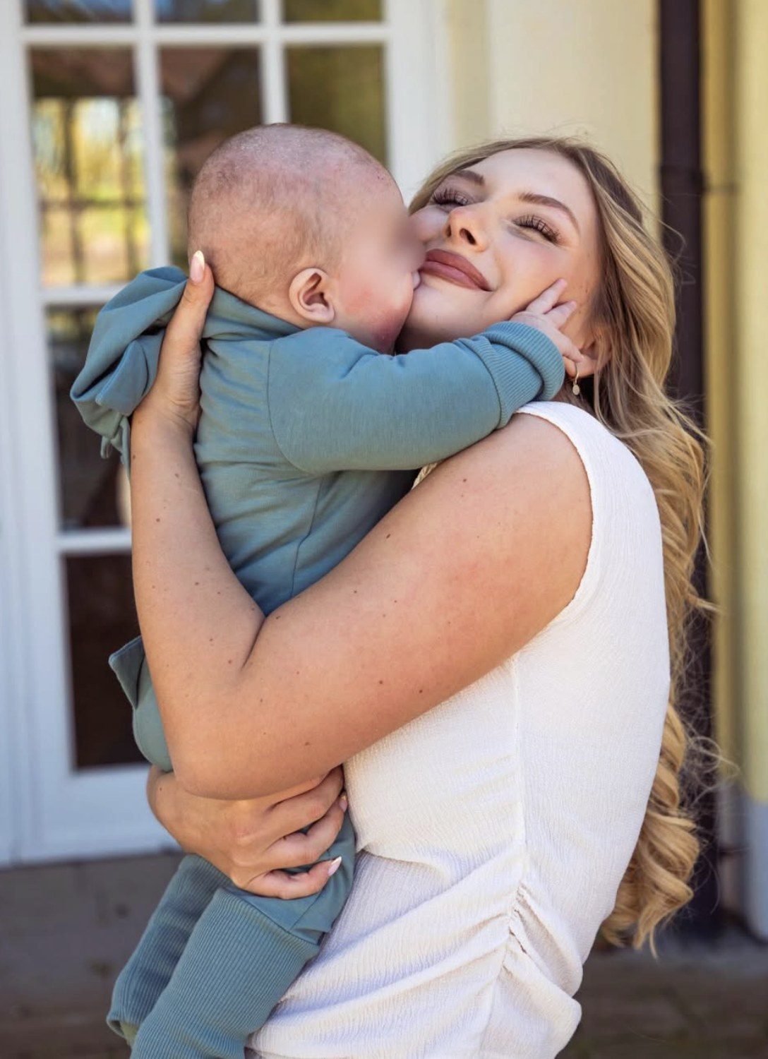 Mandy mit ihrem Baby auf dem Arm