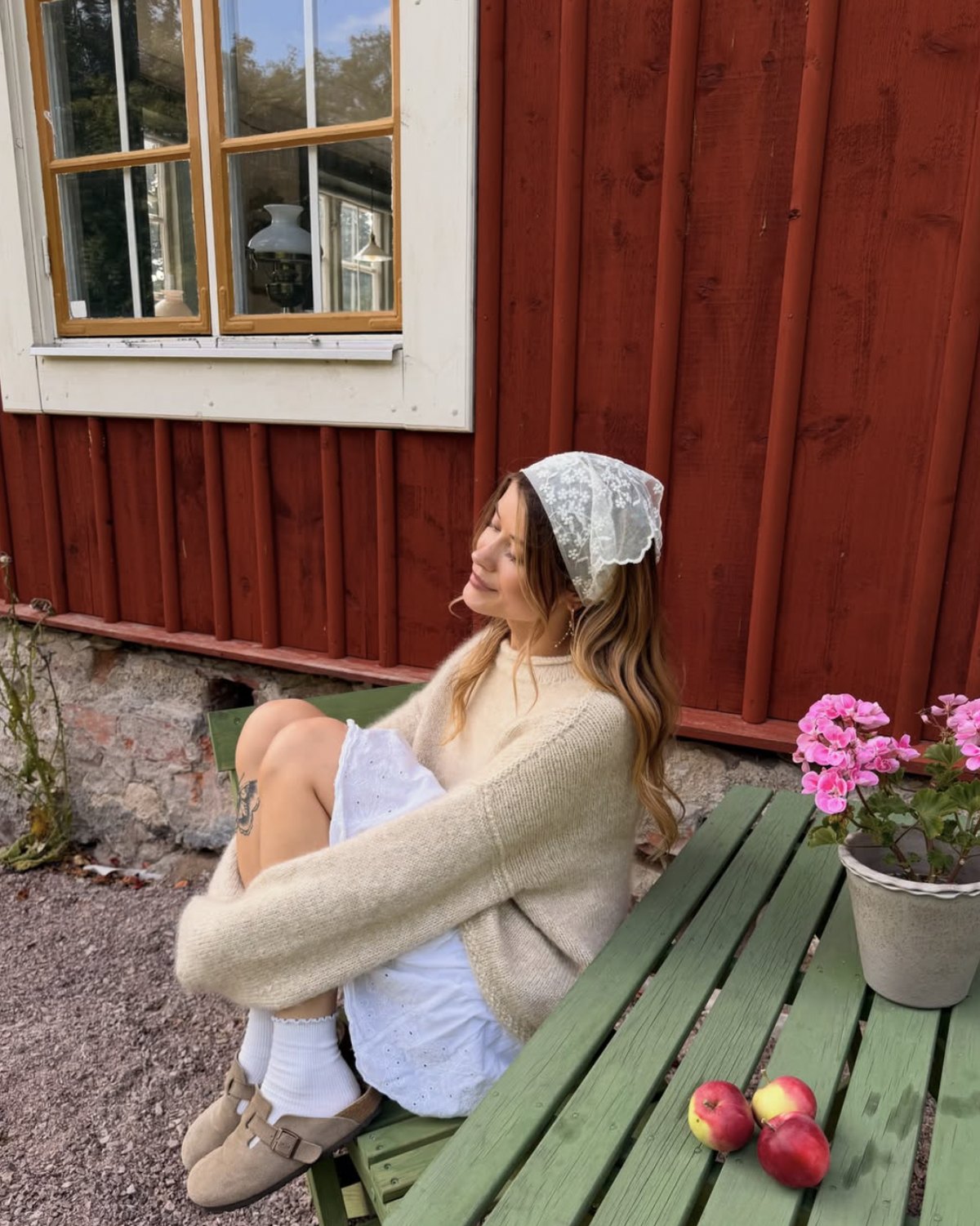 Ronja vor einem roten Holzhaus in Schweden