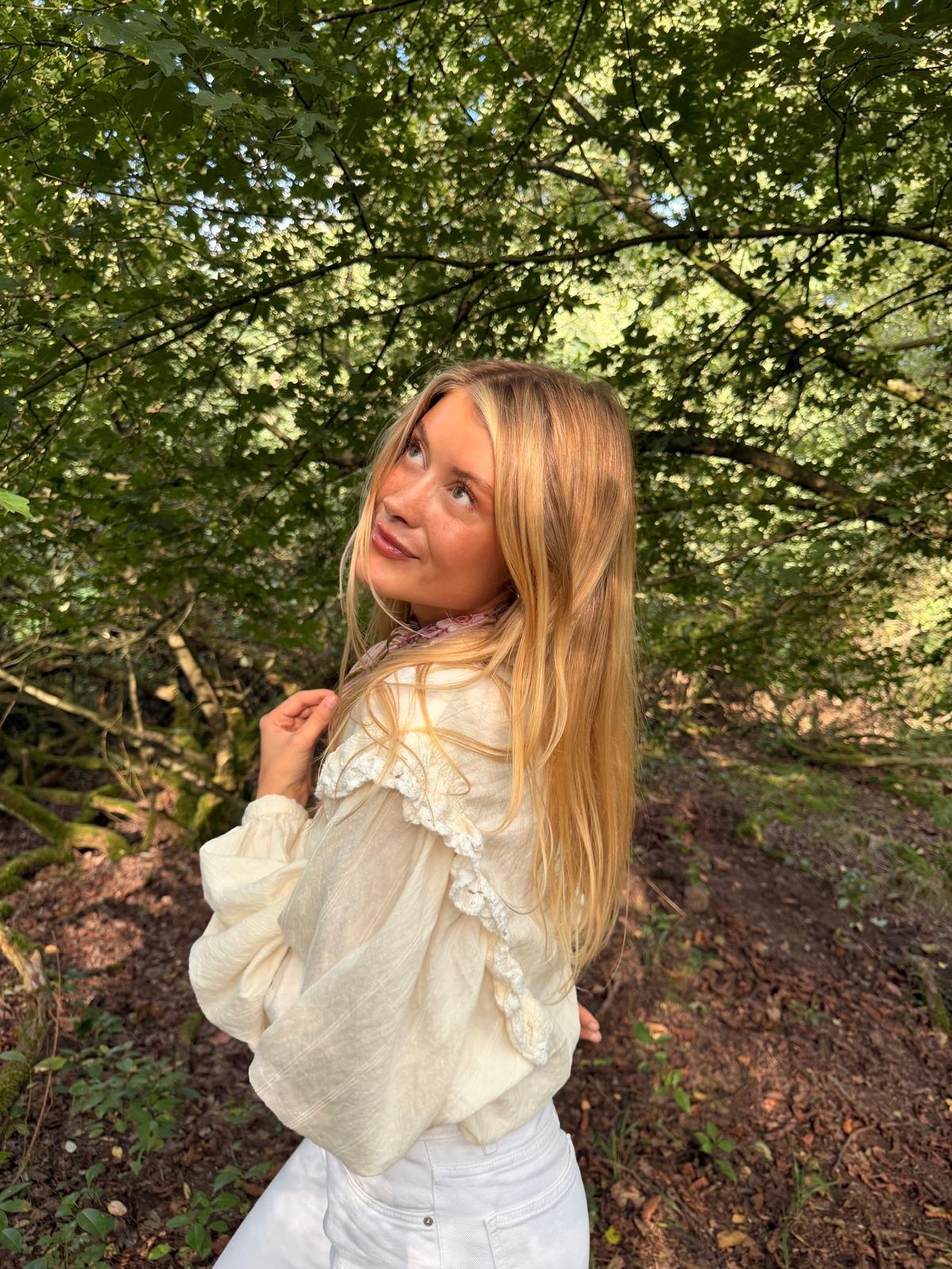 Ronja draußen im Wald
