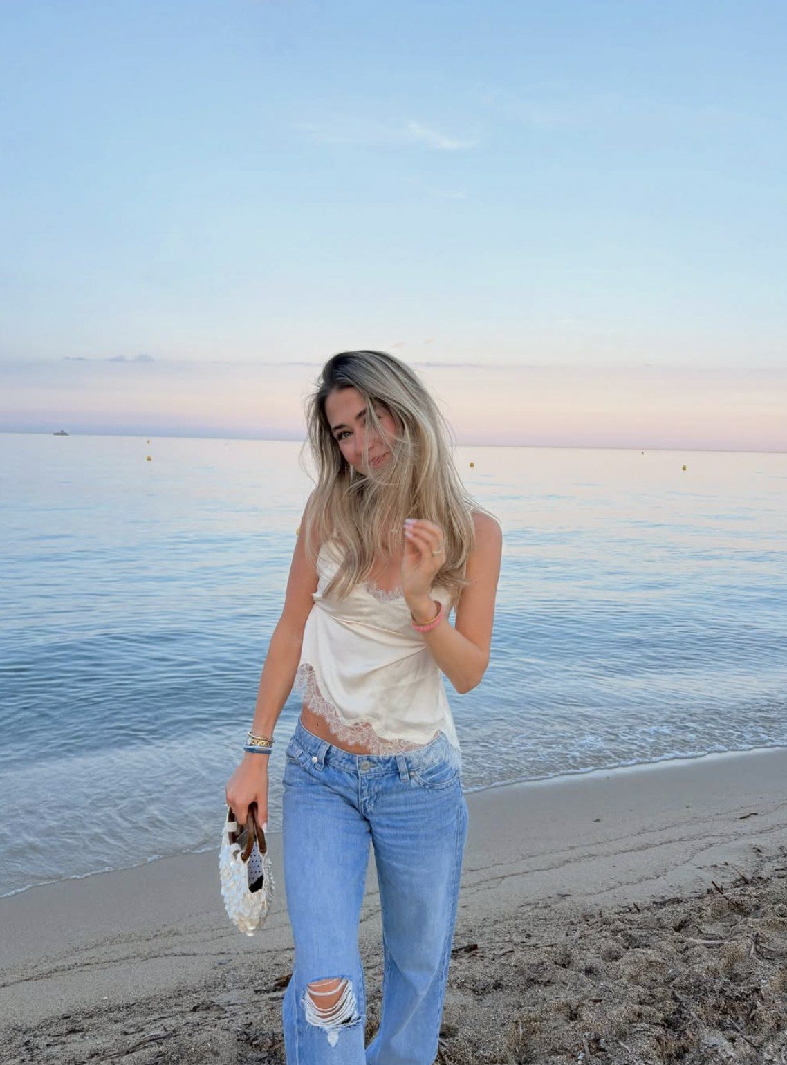 Zoe am Strand in der Abenddämmerung